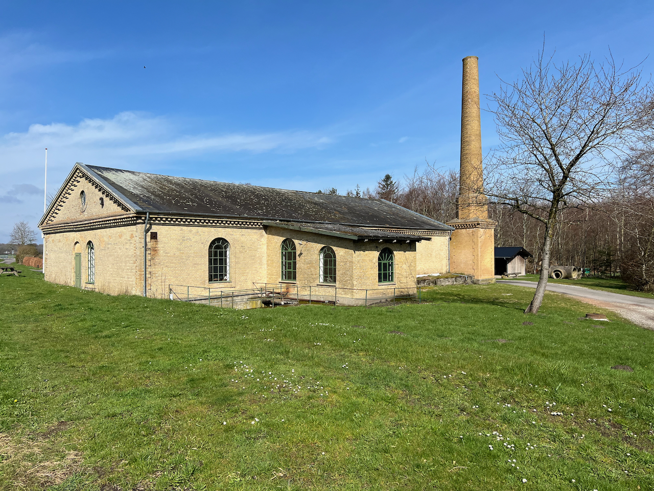 Pumpemuseet set fra bagsiden - Bøtø Nor gamle pumpestation