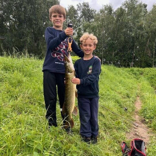 Drenge har fanget kæmpe gedde på fem kilo i Marrebæk Kanal